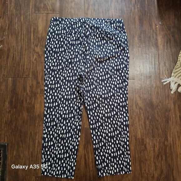 NWOT Chico Women's Stretchy Cropped Navy & White Printed Pants Size 12 By Loft - Picture 4 of 10